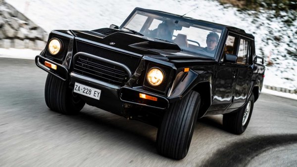 Ако смятате, че супер всъдеходите са нова идея, помислете отново! Когато военният проект на Lamborghini не успя да пробие, на широката публика бе предложен чудовищният LM002. Здрав, способен и оборудван със същия 5.2-литров V12 двигател от Lamborghini Countach, това беше превъзходният офроудър.